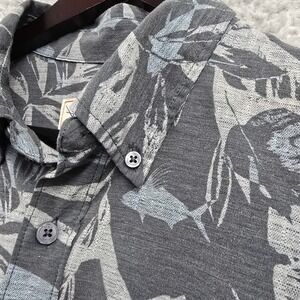 Huk Shirt Mens Medium Gray Button Up‎ Short Sleeve Performance Fishing Outdoors